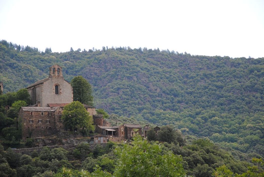 Eglise de Thines : Vue générale de l'église dans son environnement