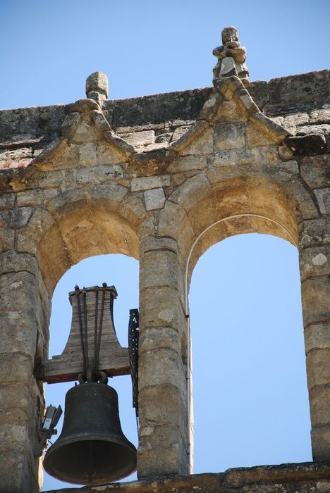 Eglise paroissiale : Façade occidentale, vue partielle du clocher