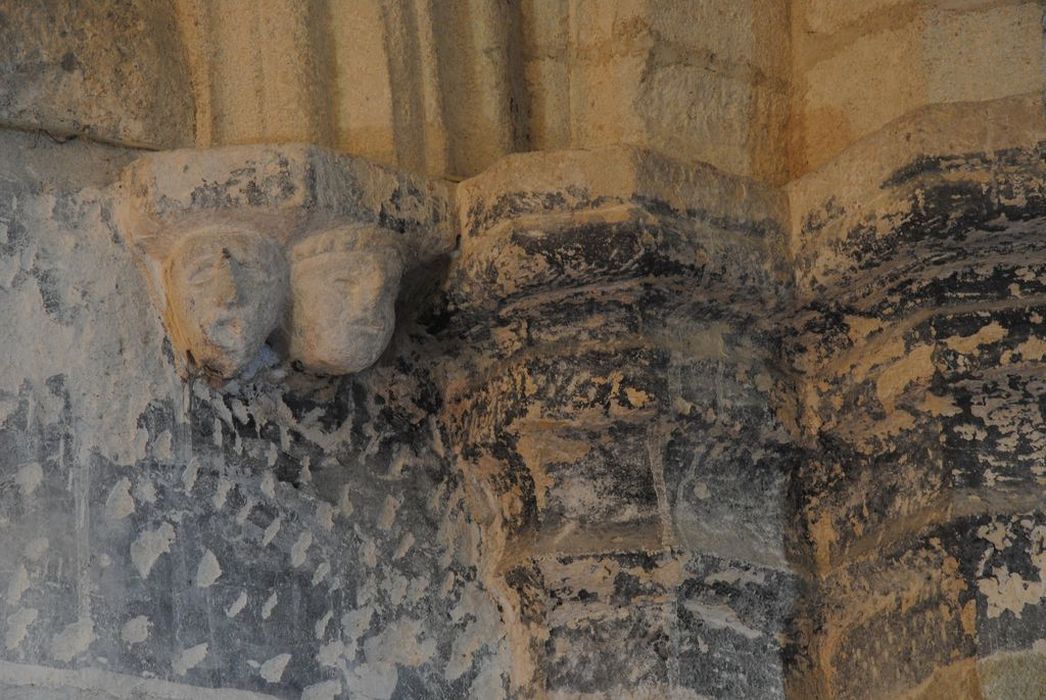 Eglise paroissiale : Détail d'un chapiteau sculpté