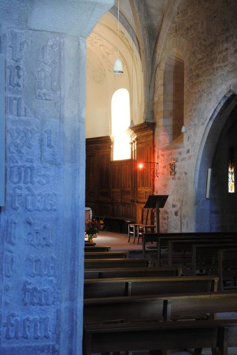 Eglise paroissiale : Détail d'une inscription sur un des piliers de la nef