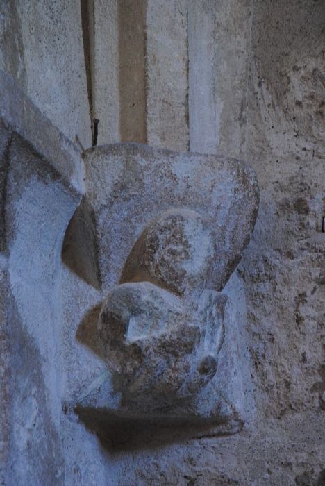 Eglise paroissiale : Détail d'un chapiteau sculpté