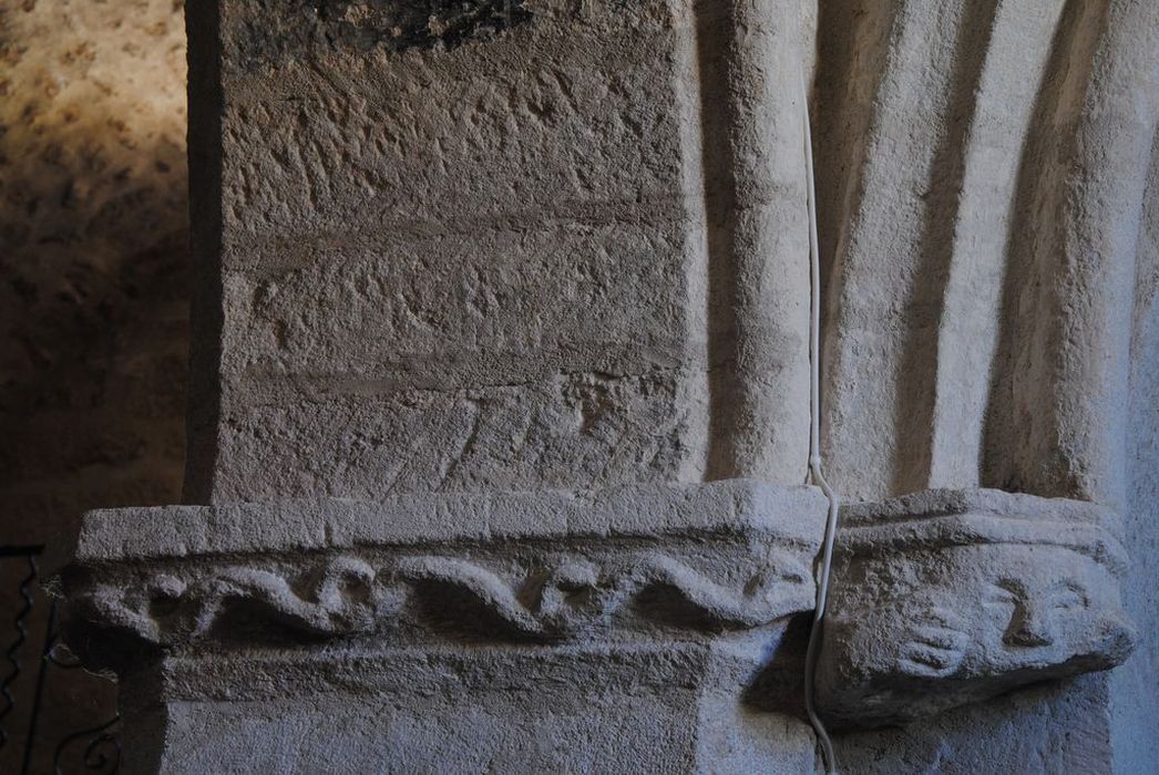 Eglise paroissiale : Détail d'un chapiteau sculpté