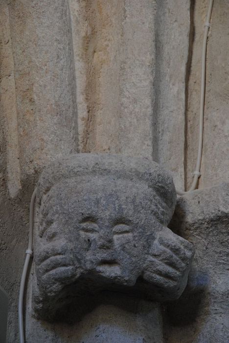 Eglise paroissiale : Détail d'un chapiteau sculpté