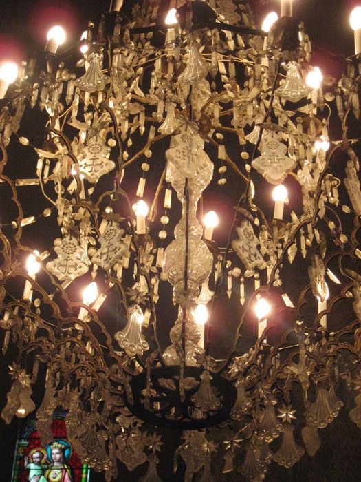 lustre d'église orné de verroteries, vue partielle - © Ministère de la Culture (France), Médiathèque du patrimoine et de la photographie, Conservation des antiquités et des objets d’art de l’Ardèche – Tous droits réservés
