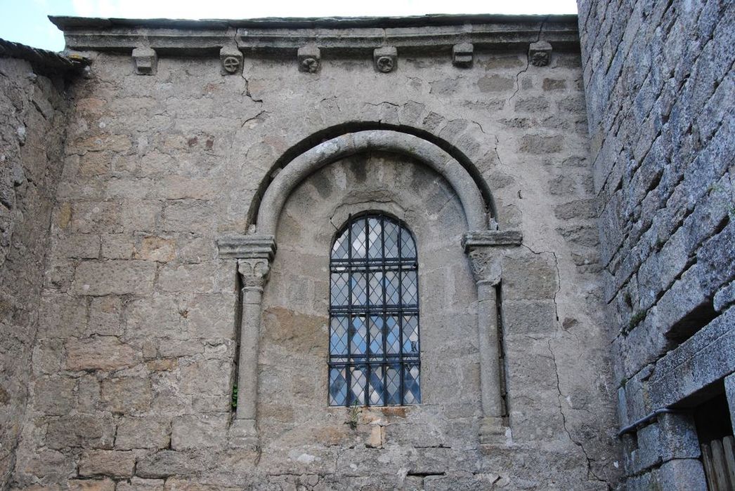 Eglise paroissiale : Façade latérale sud, détail d'une baie