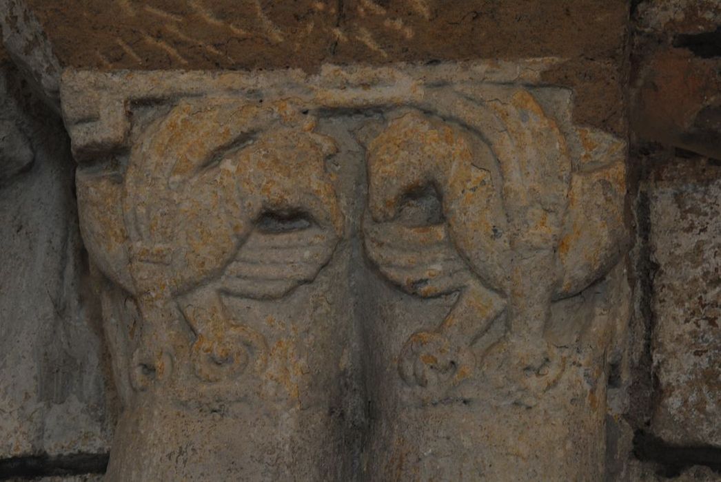 Eglise paroissiale : Nef, détail d'un chapiteau sculpté