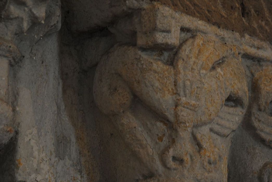 Eglise paroissiale : Nef, détail d'un chapiteau sculpté