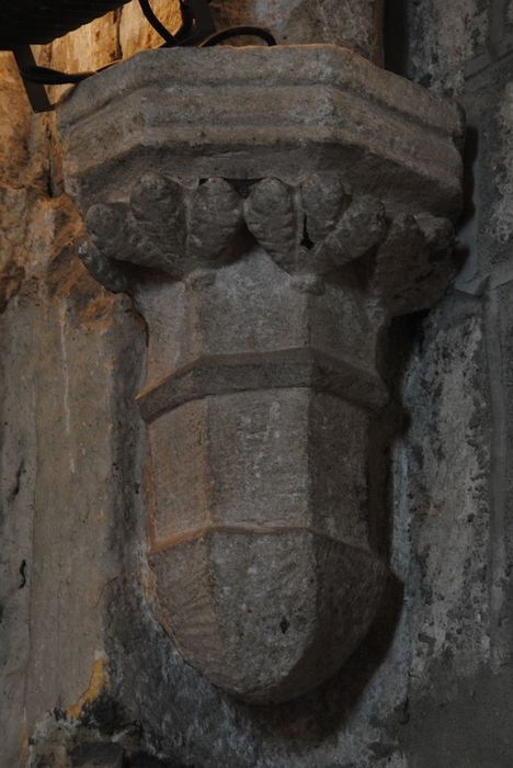 Eglise paroissiale : Nef, détail d'un chapiteau sculpté