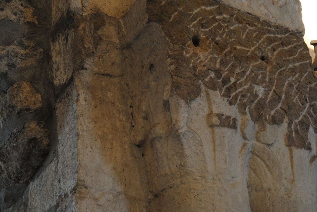 Eglise paroissiale : Nef, détail d'un chapiteau sculpté