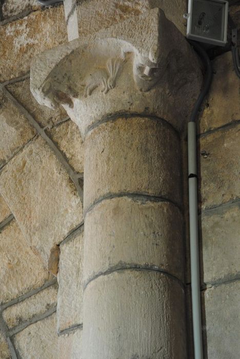 Eglise paroissiale : Nef, détail d'un chapiteau sculpté