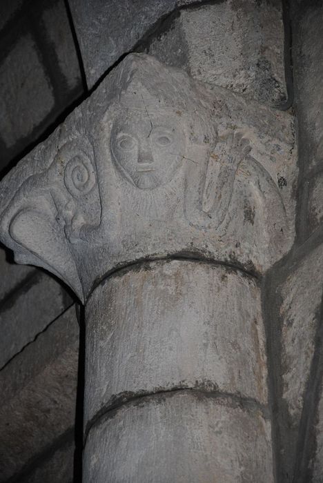 Eglise paroissiale : Nef, détail d'un chapiteau sculpté