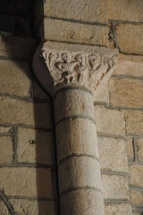 Eglise paroissiale : Nef, détail d'un chapiteau sculpté