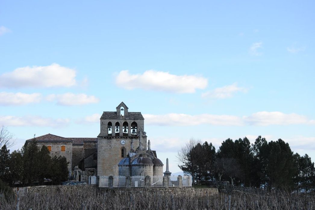 Eglise paroissiale : Vue partielle de l'église dans son environnement depuis l'ouest