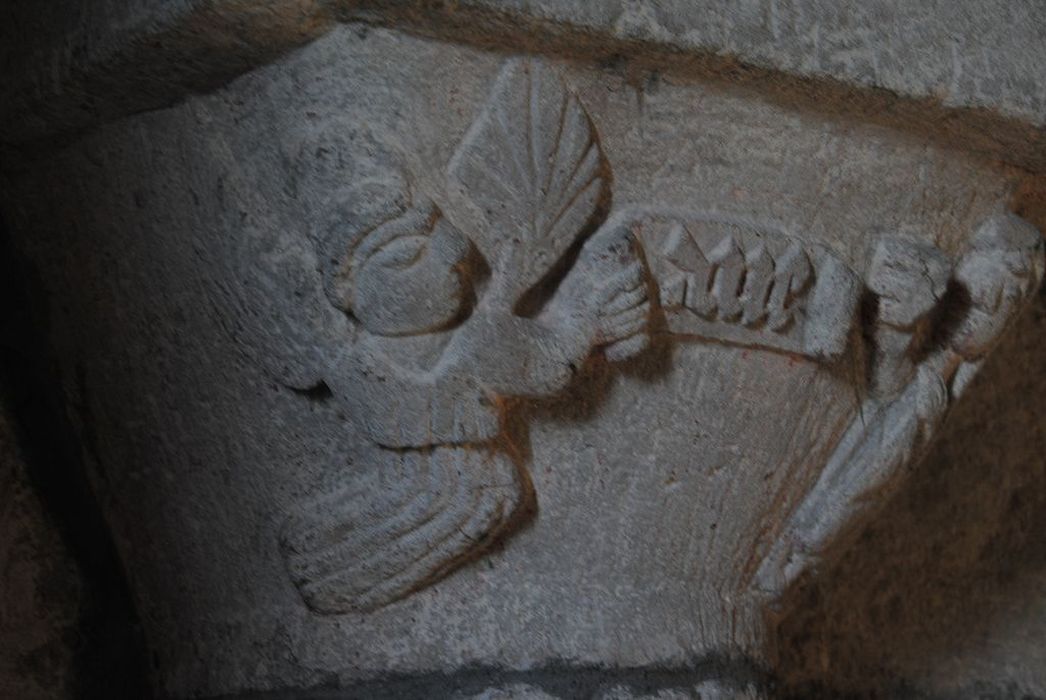 Eglise paroissiale : Nef, détail d'un chapiteau sculpté