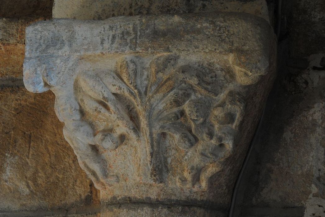 Eglise paroissiale : Nef, détail d'un chapiteau sculpté