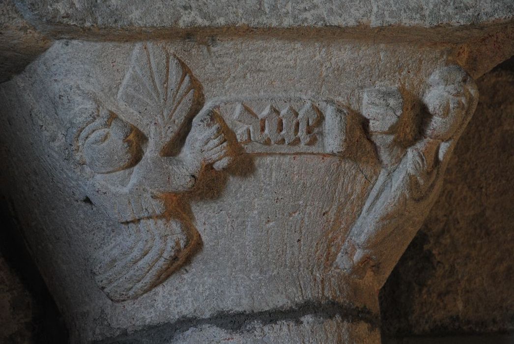 Eglise paroissiale : Nef, détail d'un chapiteau sculpté