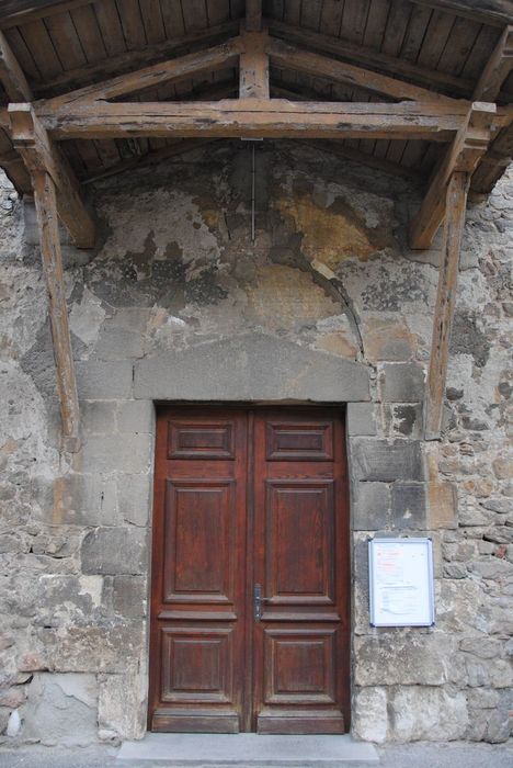 plaques commémoratives : Inscriptions en petites capitales romanes commémorant des fondations pieuses faites aux chanoines de Saint-Ruf (en haut à droite du portail) - © Ministère de la Culture (France), Médiathèque du patrimoine et de la photographie, Conservation des antiquités et des objets d’art de l’Ardèche – Tous droits réservés