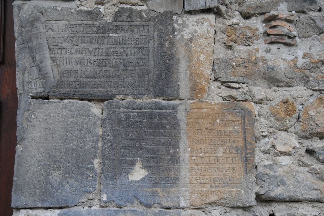 plaque commémorative : Inscription en petites capitales romanes commémorant des fondations pieuses faites aux chanoines de Saint-Ruf - © Ministère de la Culture (France), Médiathèque du patrimoine et de la photographie, Conservation des antiquités et des objets d’art de l’Ardèche – Tous droits réservés