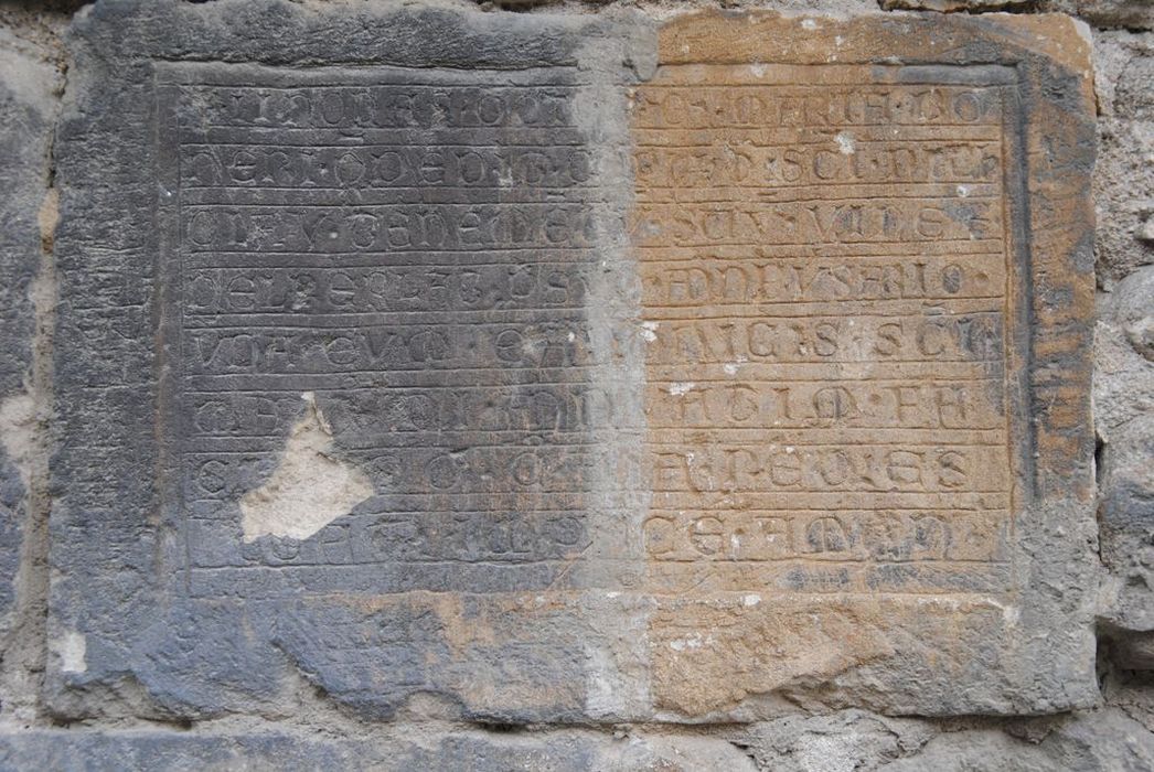 plaque commémorative : Inscription en petites capitales romanes commémorant des fondations pieuses faites aux chanoines de Saint-Ruf