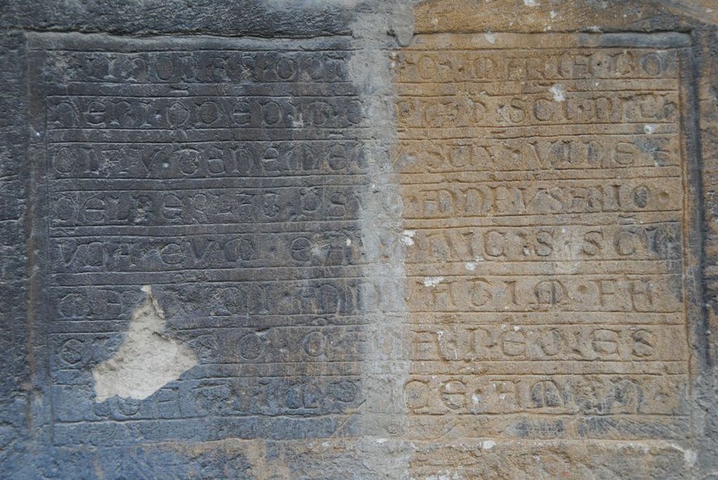 plaque commémorative : Inscription en petites capitales romanes commémorant des fondations pieuses faites aux chanoines de Saint-Ruf