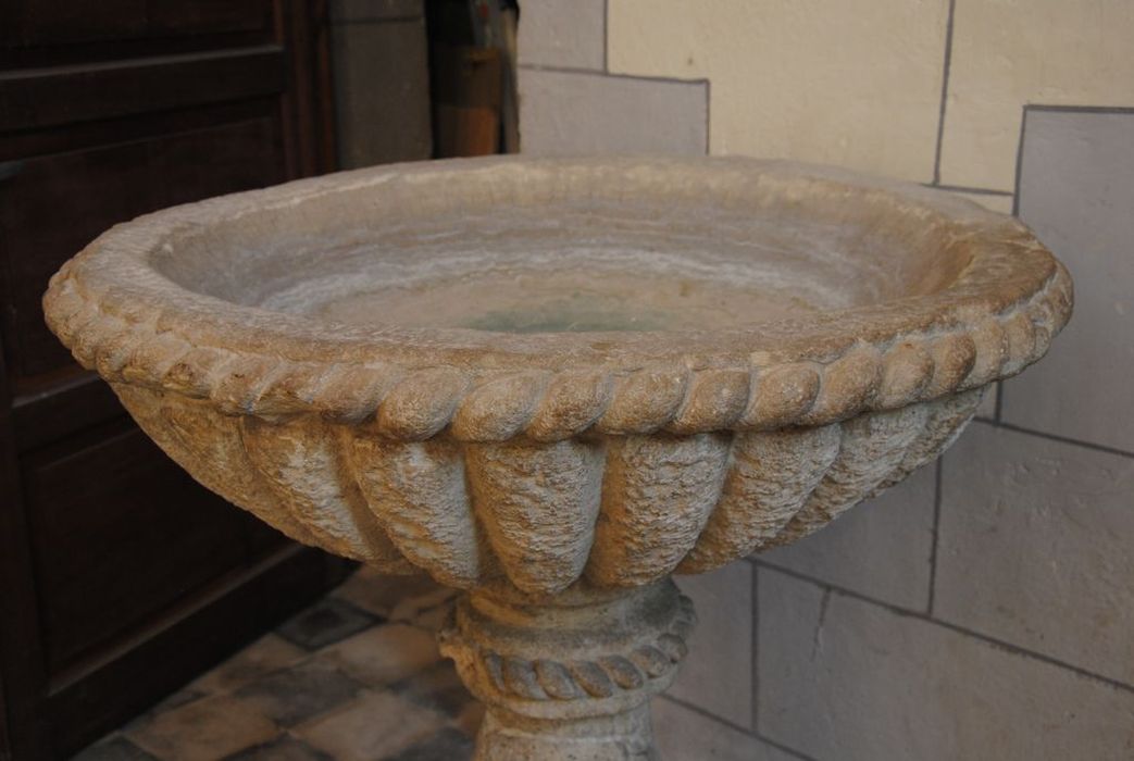 bénitier avec socle en balustre, vue partielle