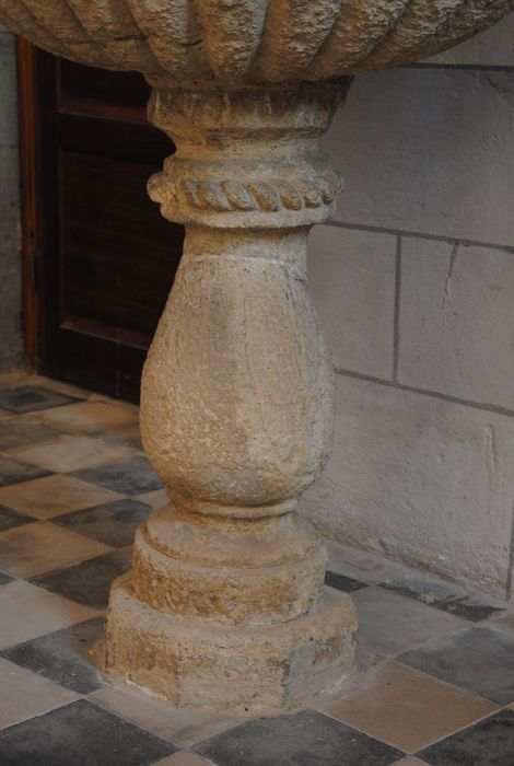 bénitier avec socle en balustre, détail