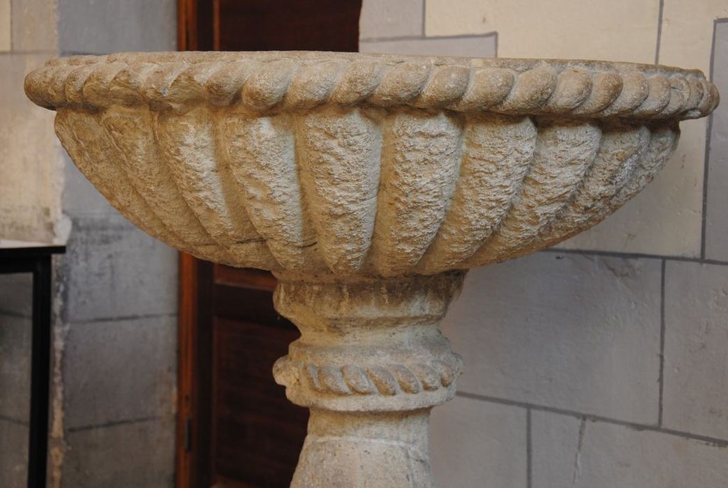 bénitier avec socle en balustre, vue partielle