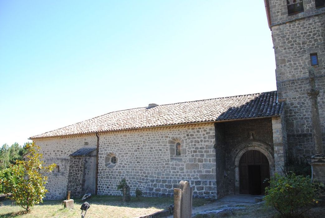 Eglise de Nieigles (ancienne) : Façade latérale nord, vue générale