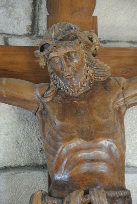 statue : Grand Christ en croix, vue partielle