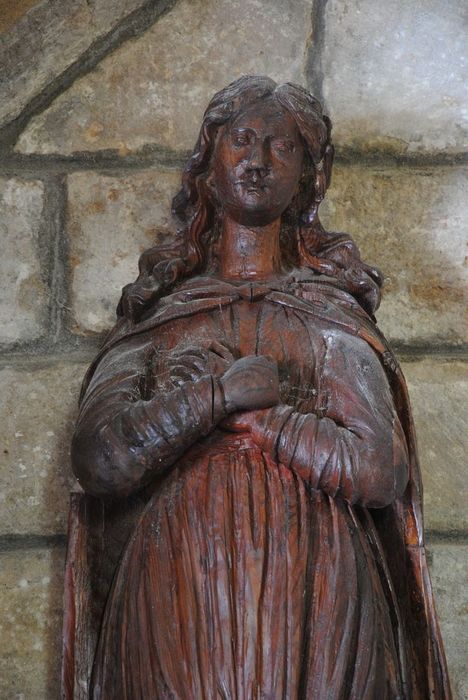 statue : sainte non identifiée, vue partielle