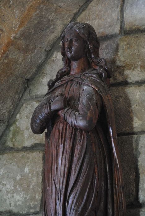 statue : sainte non identifiée, vue partielle