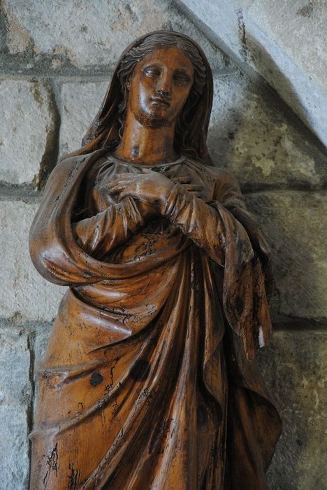 statue : sainte non identifiée, vue partielle