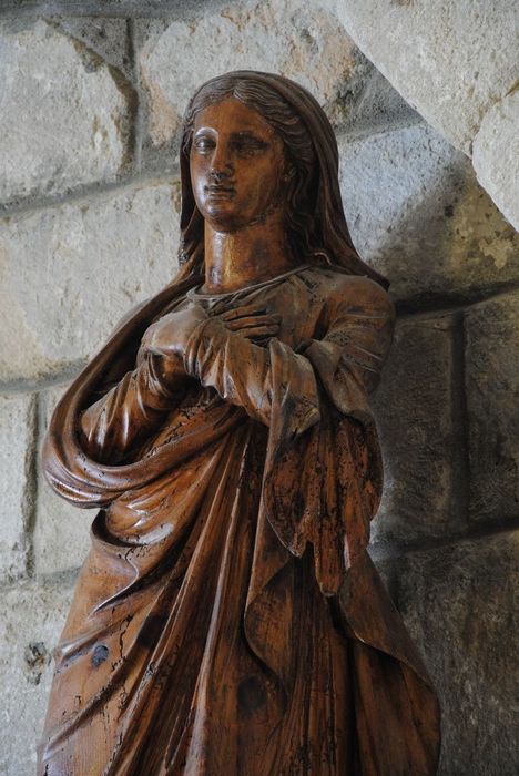 statue : sainte non identifiée, vue partielle