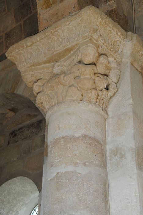 Eglise paroissiale : Nef, détail d'un chapiteau sculpté