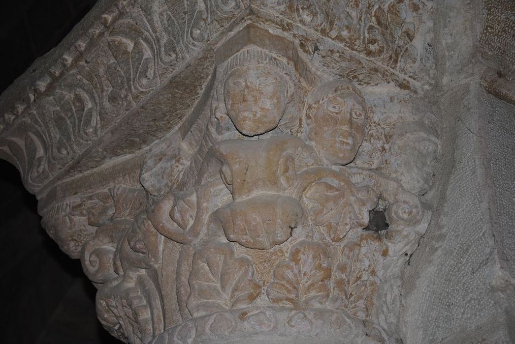 Eglise paroissiale : Nef, détail d'un chapiteau sculpté