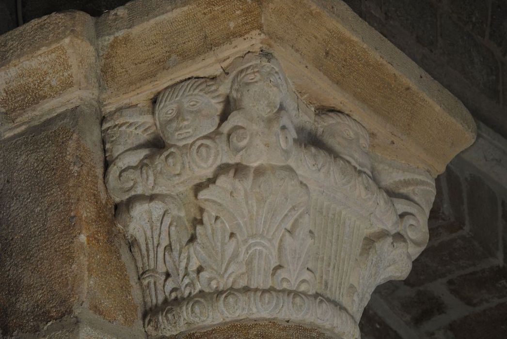 Eglise paroissiale : Nef, détail d'un chapiteau sculpté