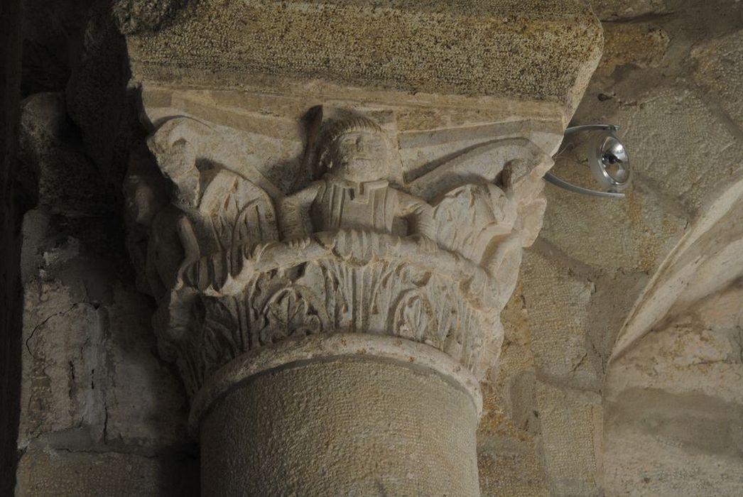 Eglise paroissiale : Nef, détail d'un chapiteau sculpté