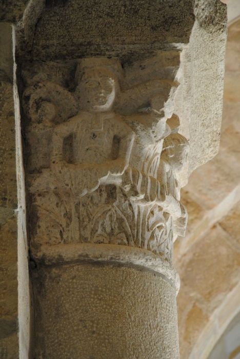 Eglise paroissiale : Nef, détail d'un chapiteau sculpté