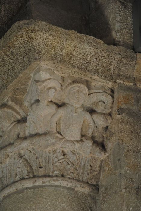 Eglise paroissiale : Nef, détail d'un chapiteau sculpté