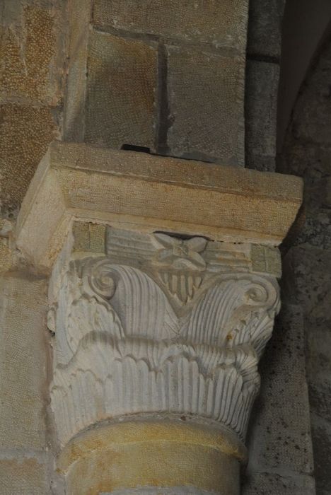 Eglise paroissiale : Nef, détail d'un chapiteau sculpté