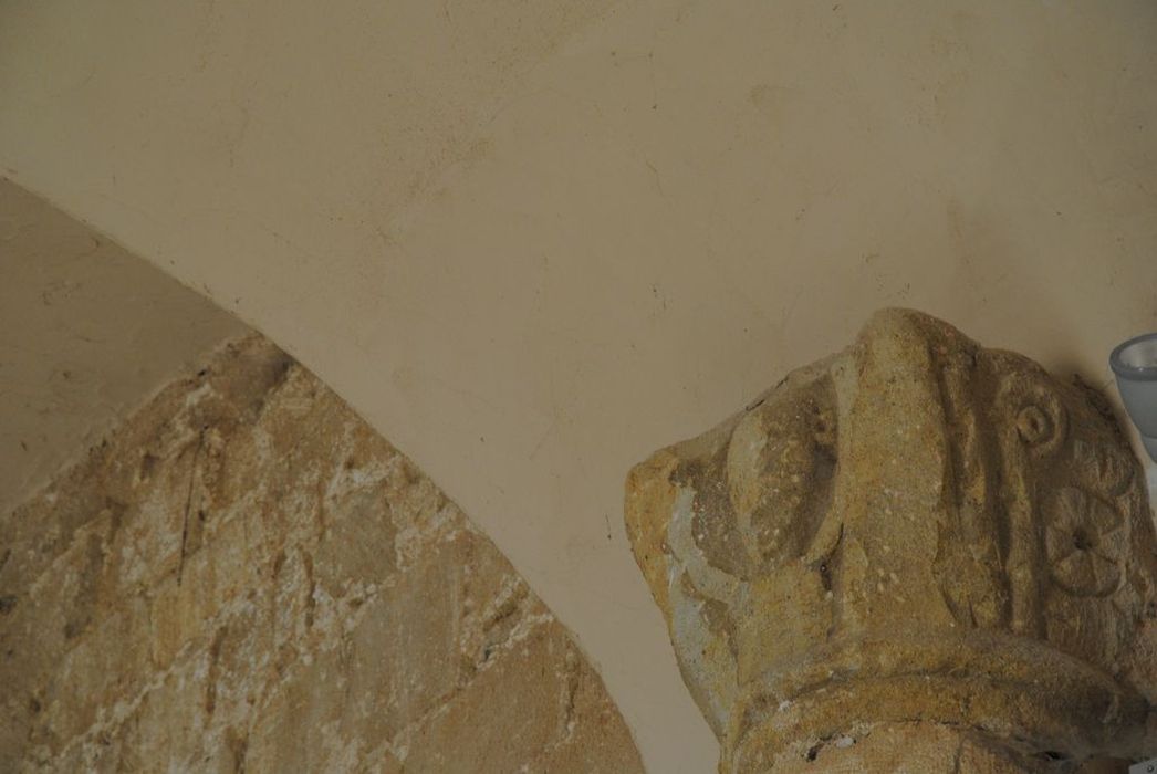 Eglise paroissiale : Nef, détail d'un chapiteau sculpté