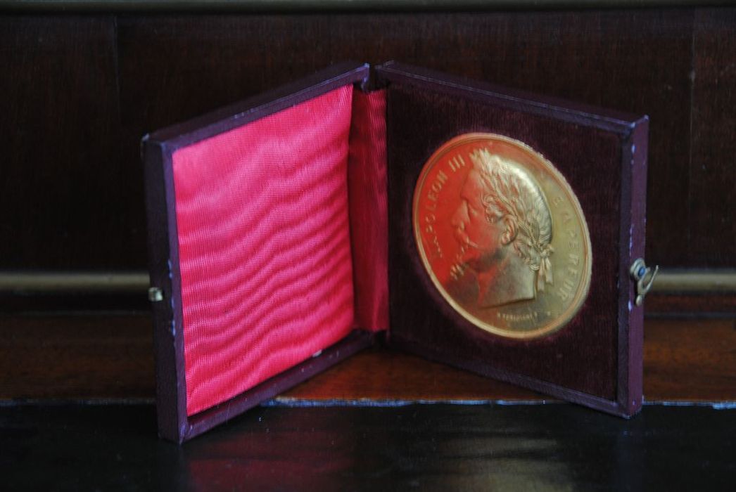 médaille commémorative de l'Exposition Universelle de 1867 - © Ministère de la Culture (France), Médiathèque du patrimoine et de la photographie, Conservation des antiquités et des objets d’art de l’Ardèche – Tous droits réservés