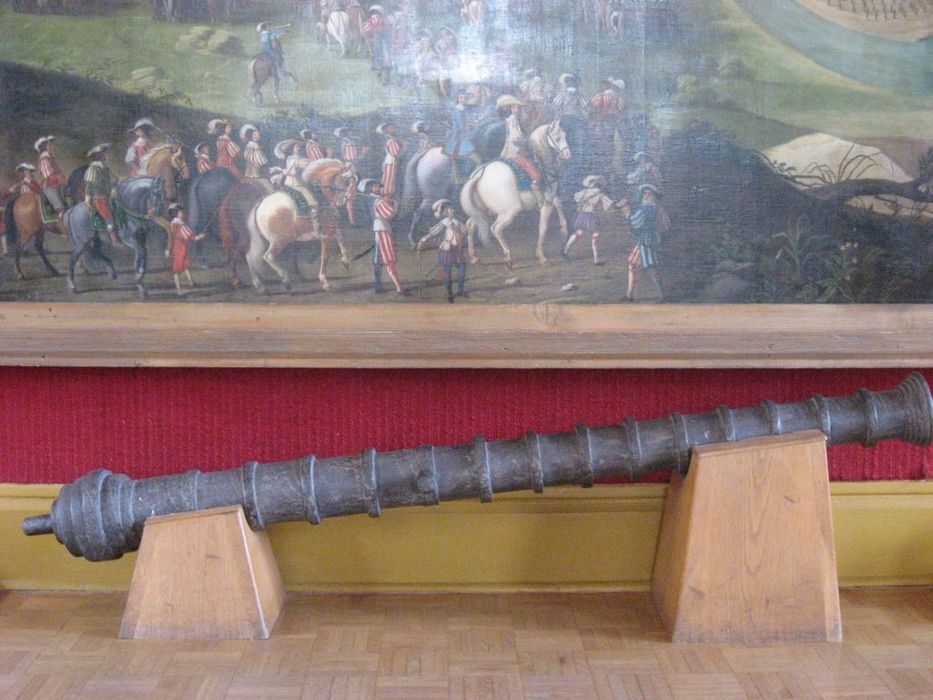 petite canonnière et 2 boulets - © Ministère de la Culture (France), Conservation des antiquités et des objets d’art de l’Ardèche – Tous droits réservés