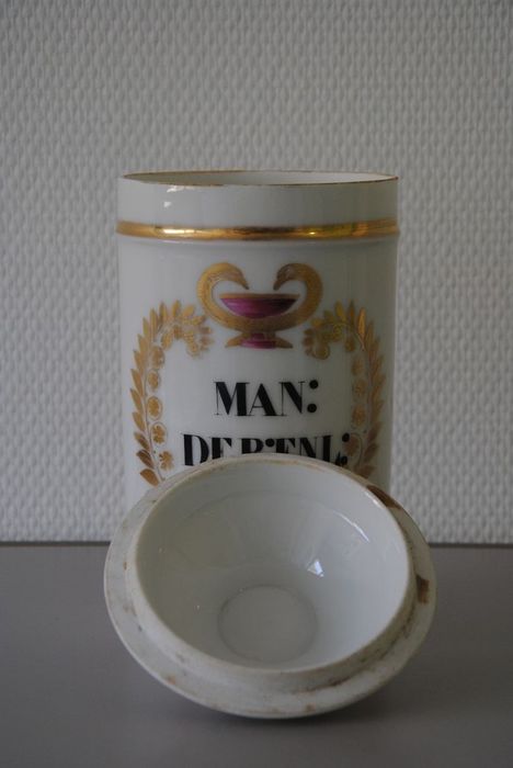 pot à pharmacie n°1 - © Ministère de la Culture (France), Médiathèque du patrimoine et de la photographie, Conservation des antiquités et des objets d’art de l’Ardèche – Tous droits réservés