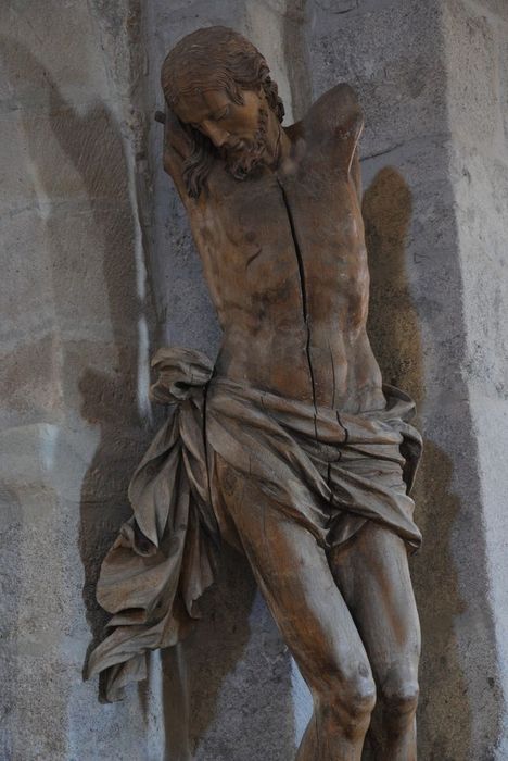 statue : Christ en croix, vue partielle