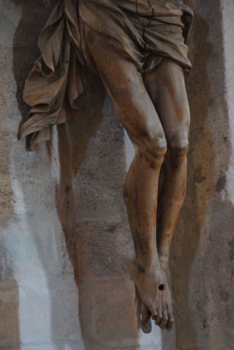 statue : Christ en croix, vue partielle