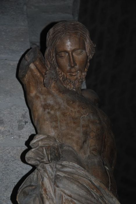 statue : Christ en croix, vue partielle