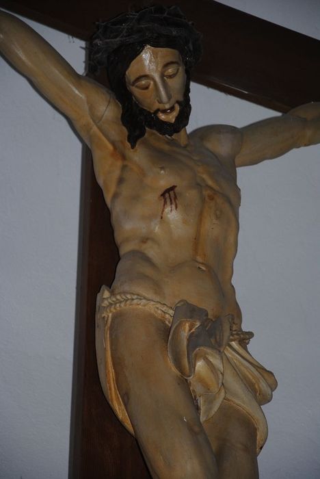 statue : Christ en croix, vue partielle