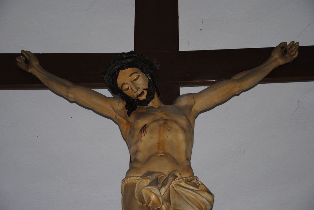 statue : Christ en croix, vue partielle