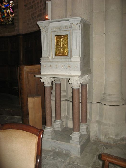 tabernacle du maître-autel consacré à Saint-Agrève
